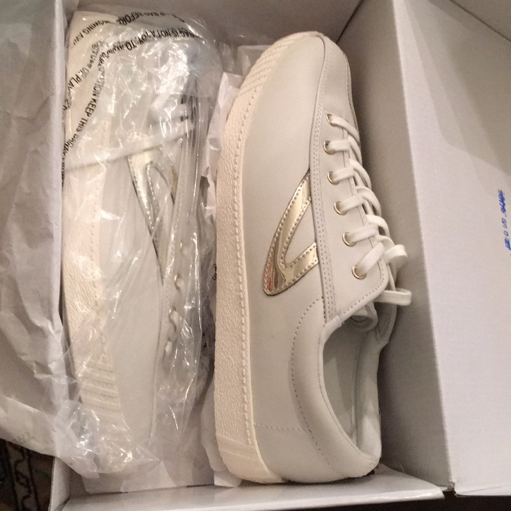 NWT tretorn 9.5 Nylite shoes never worn